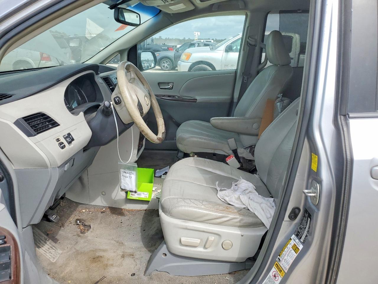 2011 TOYOTA SIENNA