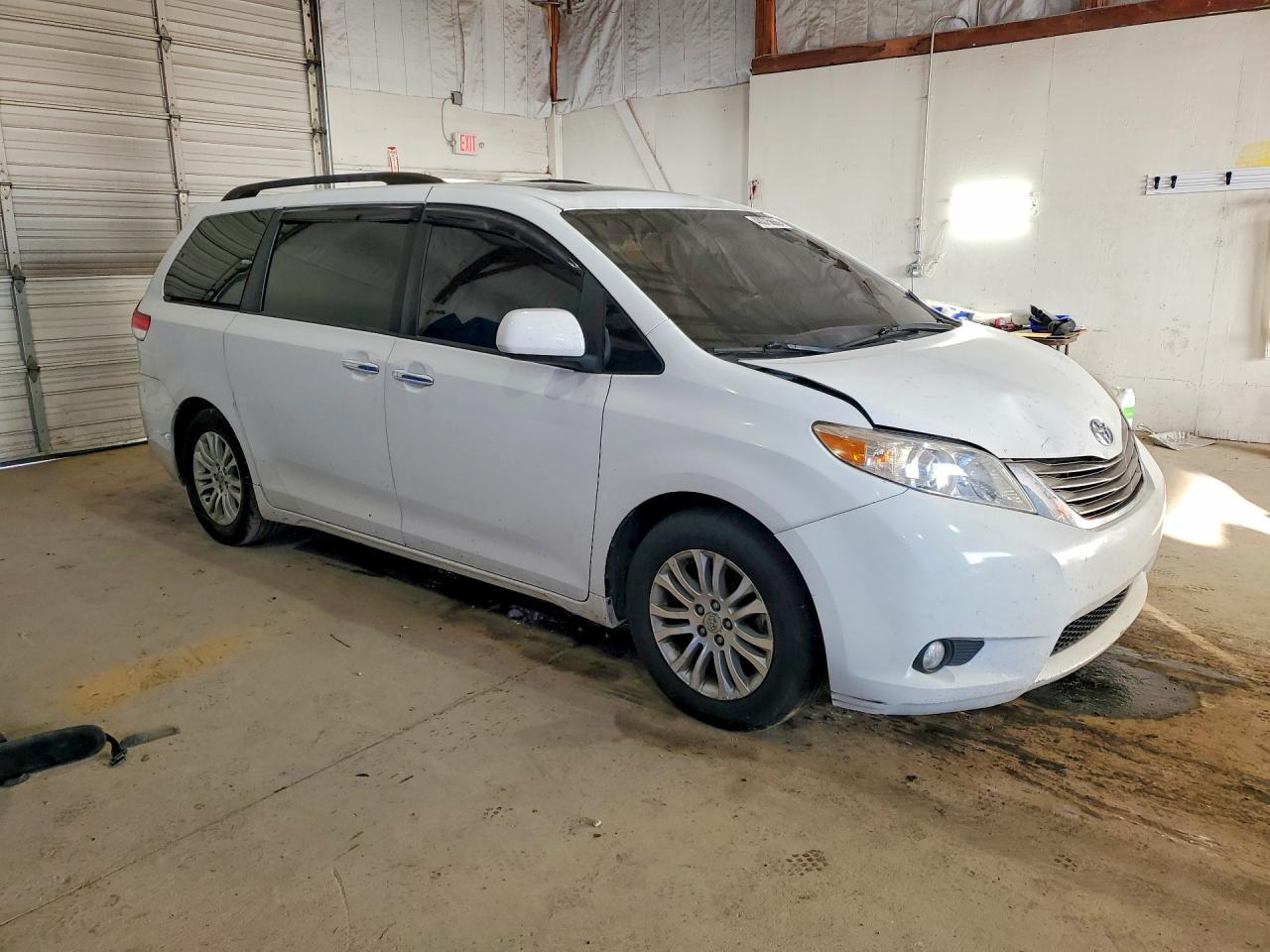 2011 TOYOTA SIENNA