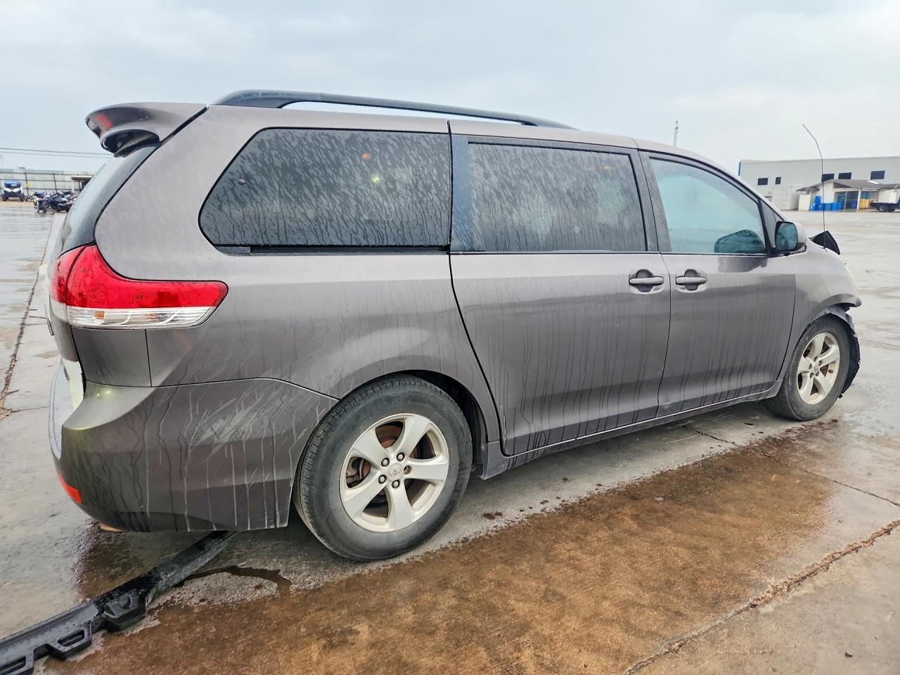 2012 TOYOTA SIENNA