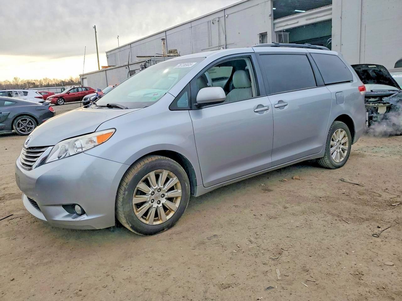 2011 TOYOTA SIENNA