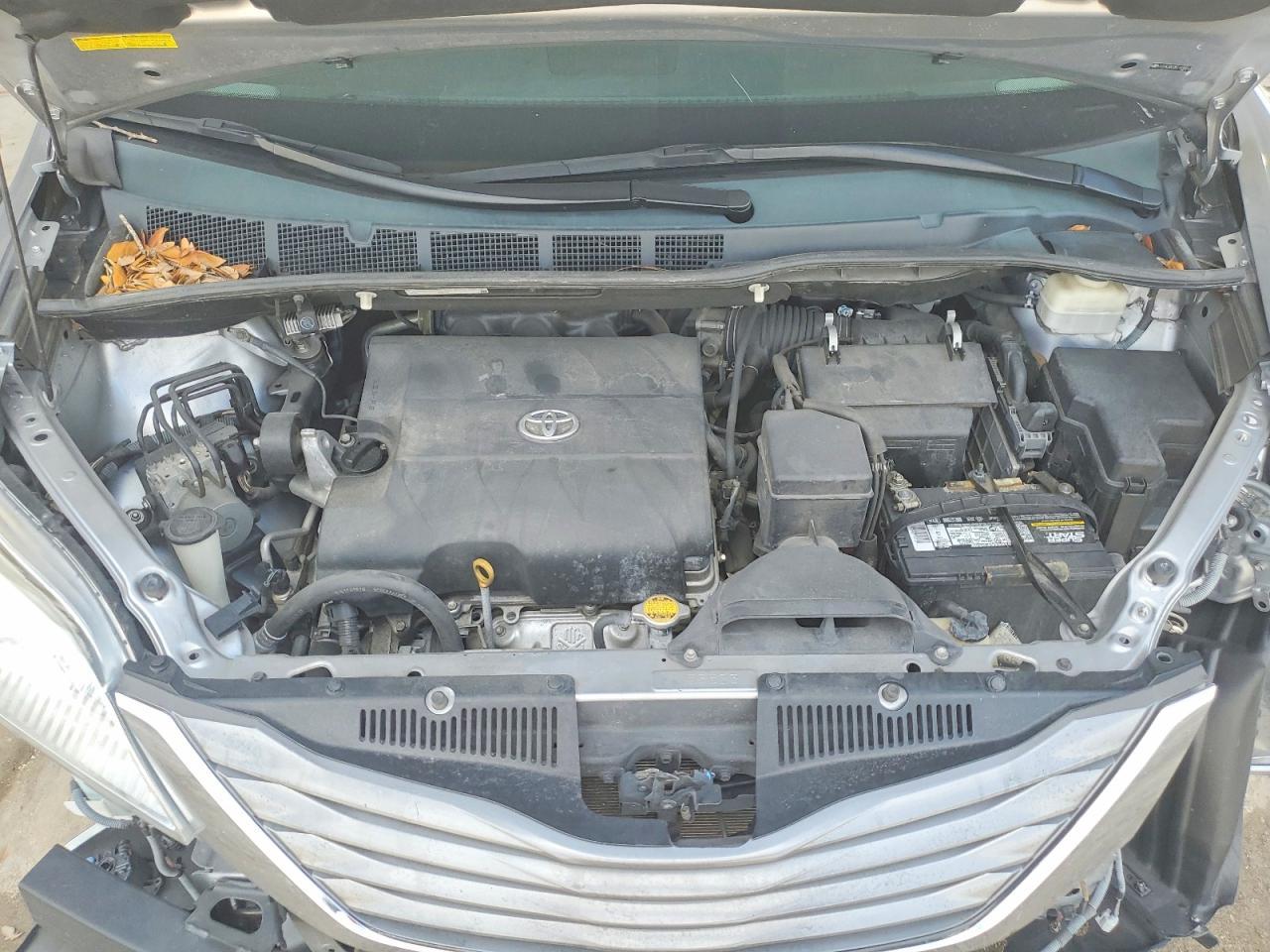 2011 TOYOTA SIENNA