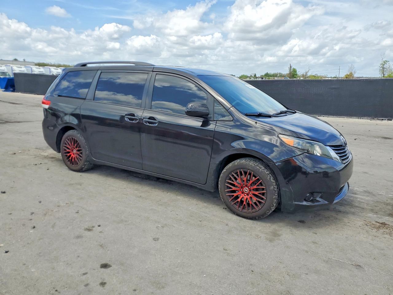 2013 TOYOTA SIENNA