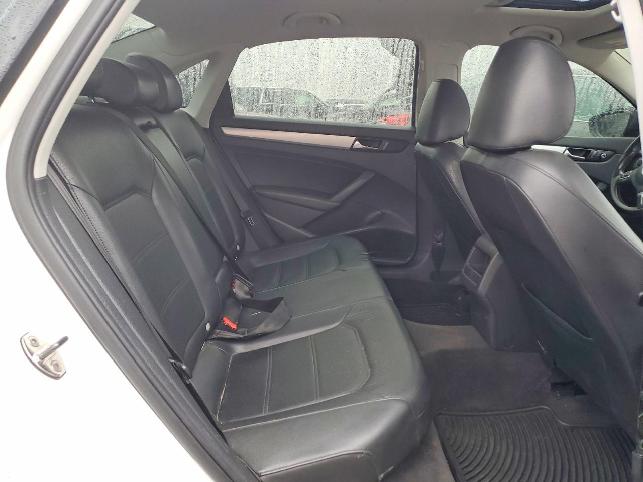 2012 VOLKSWAGEN Passat