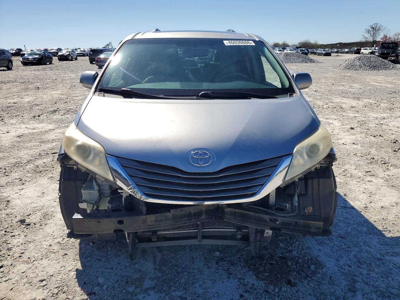 2011 TOYOTA SIENNA