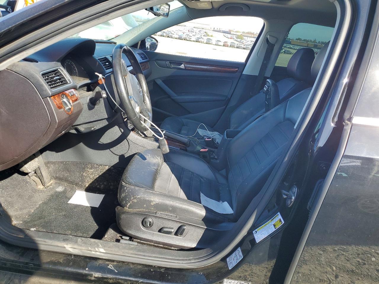 2012 VOLKSWAGEN Passat