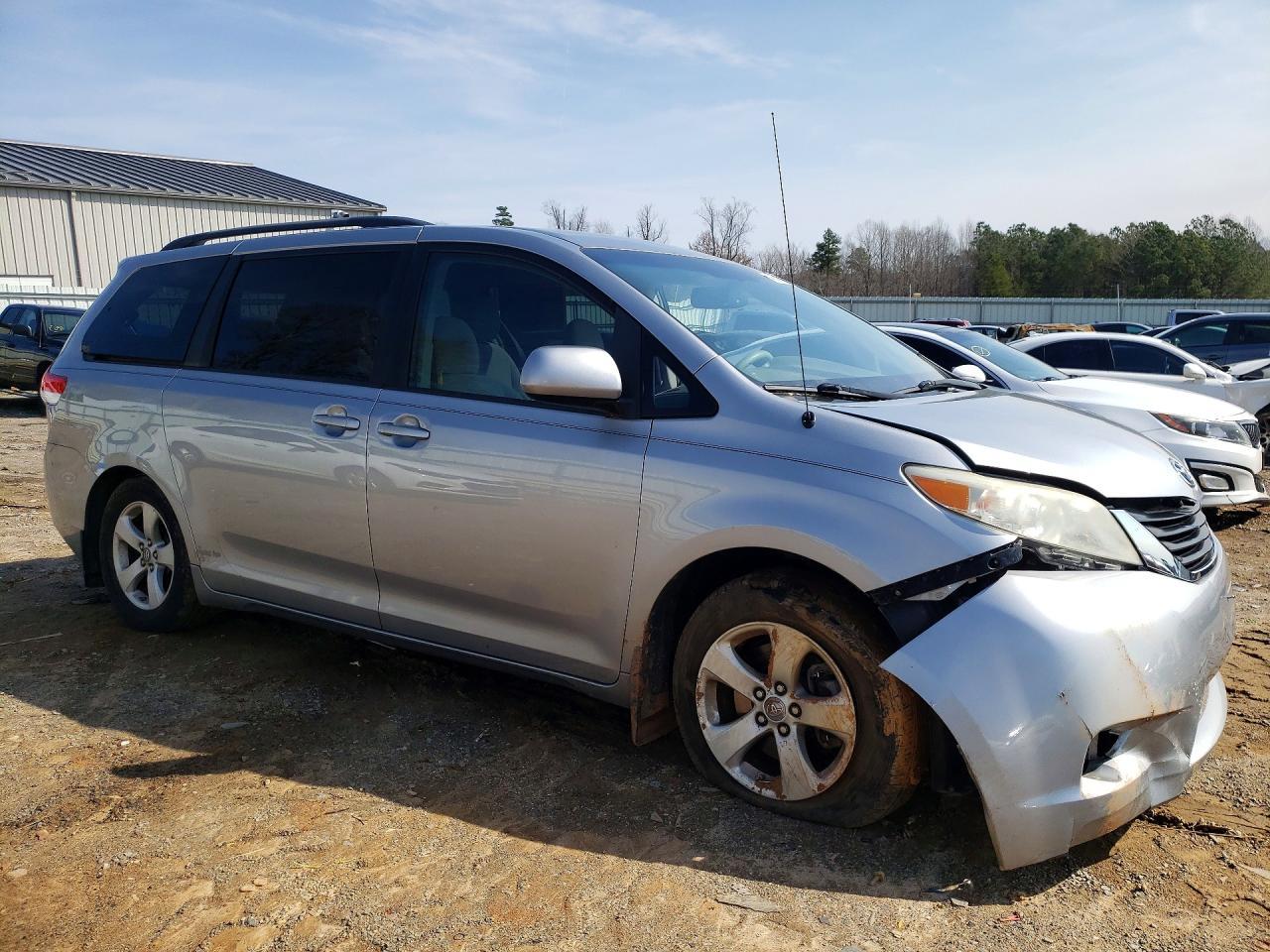 2011 TOYOTA SIENNA