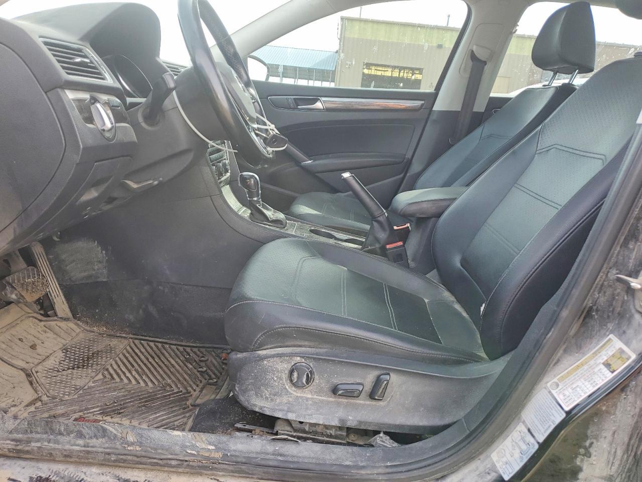 2016 VOLKSWAGEN Passat