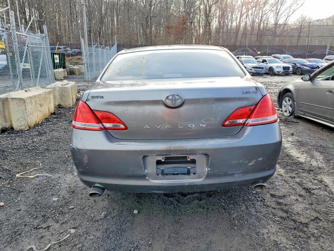 2005 TOYOTA Avalon