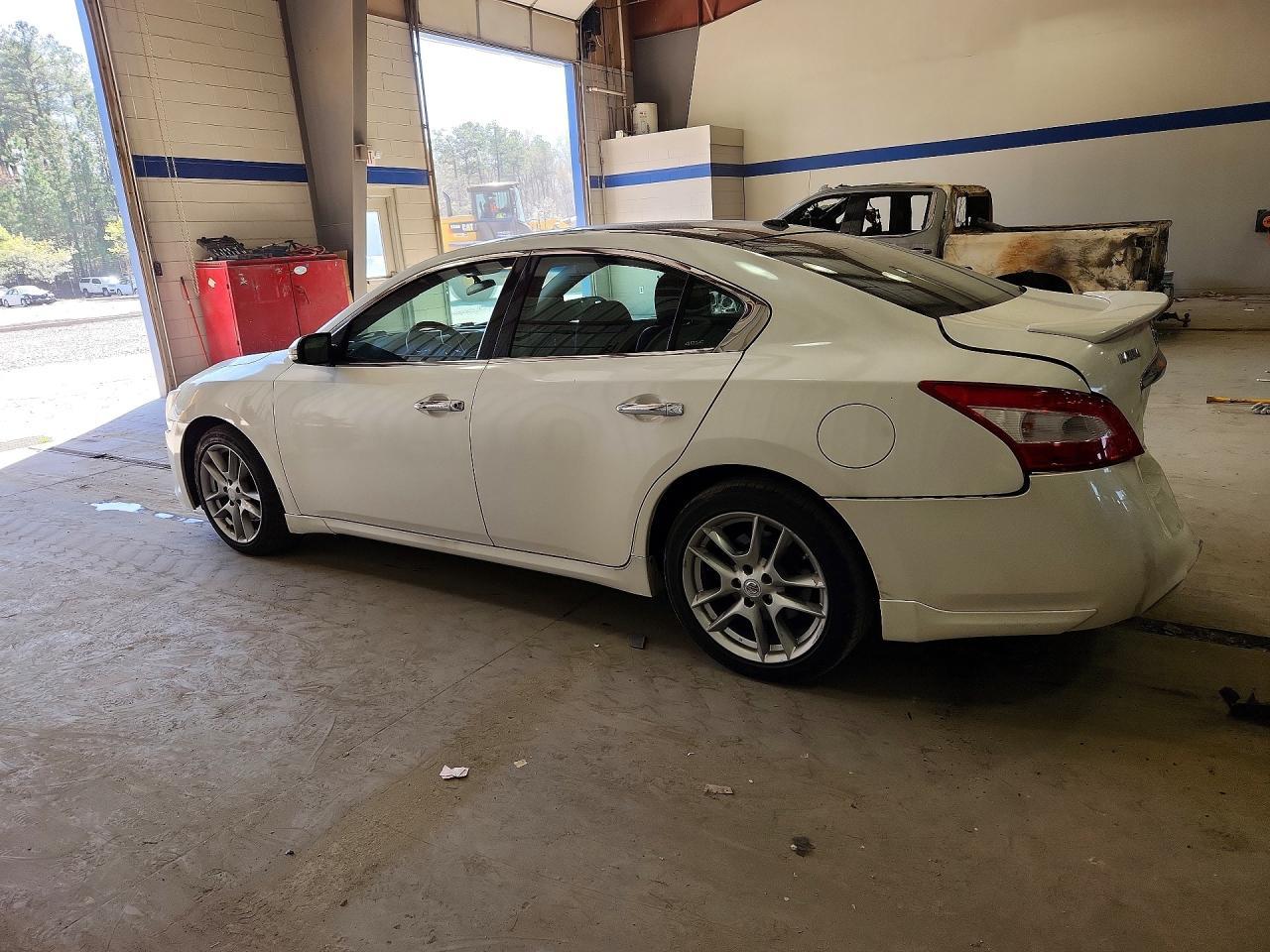 2010 NISSAN Maxima