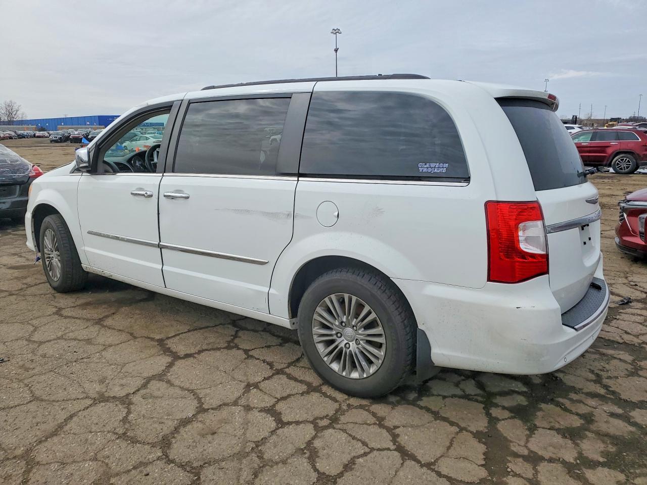 2016 CHRYSLER Town & Country