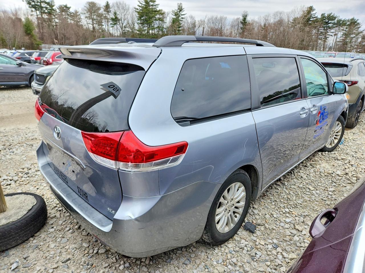 2011 TOYOTA SIENNA