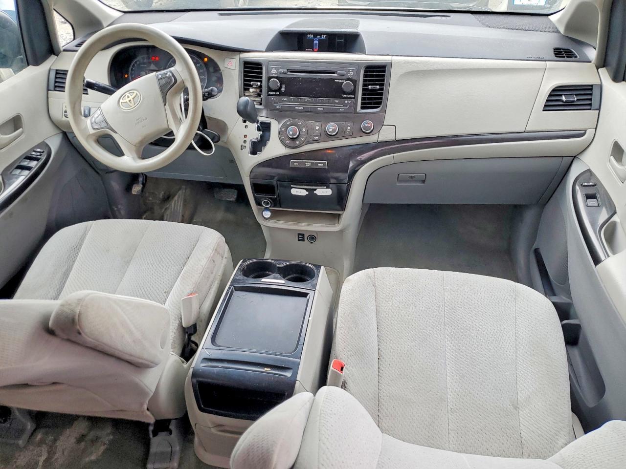 2011 TOYOTA SIENNA