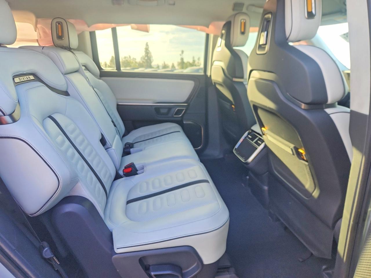 2023 RIVIAN R1s