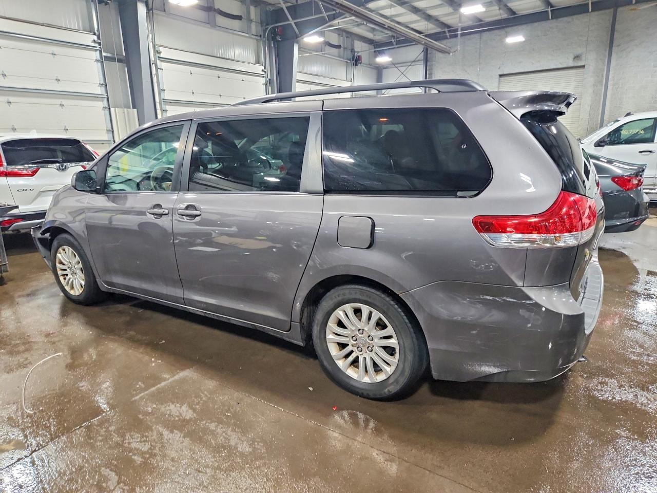 2011 TOYOTA SIENNA