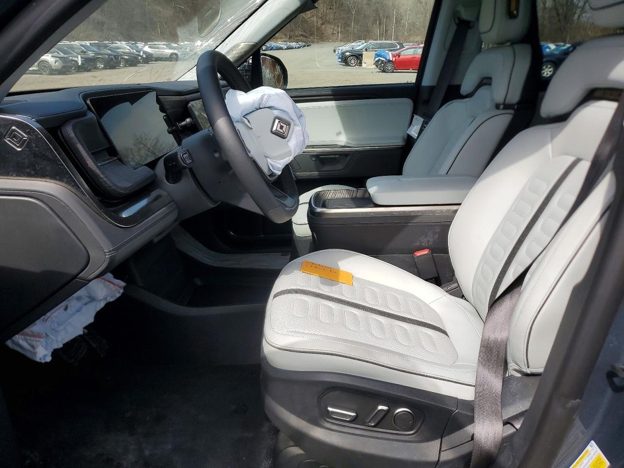 2025 RIVIAN R1s
