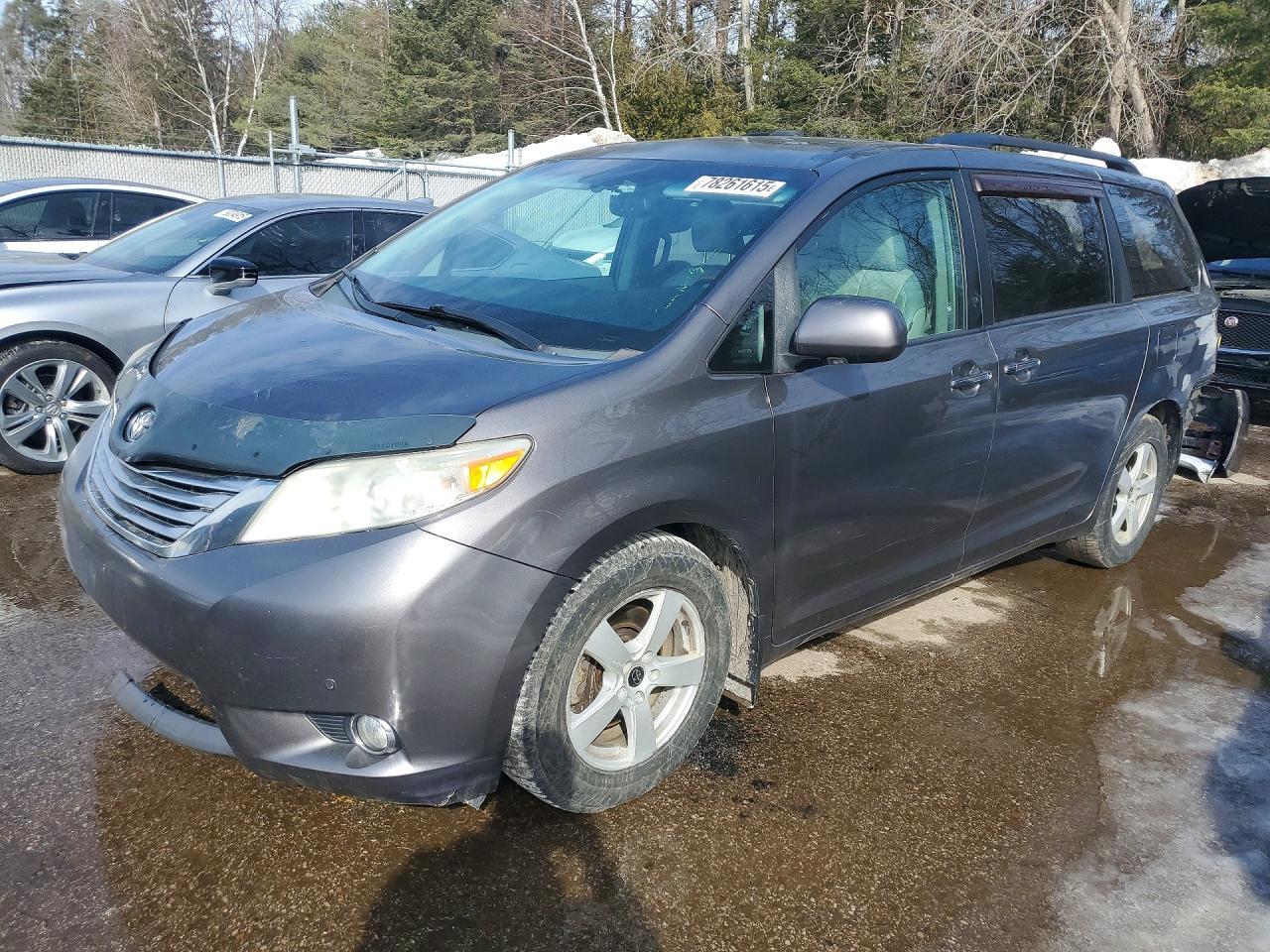 2011 TOYOTA SIENNA