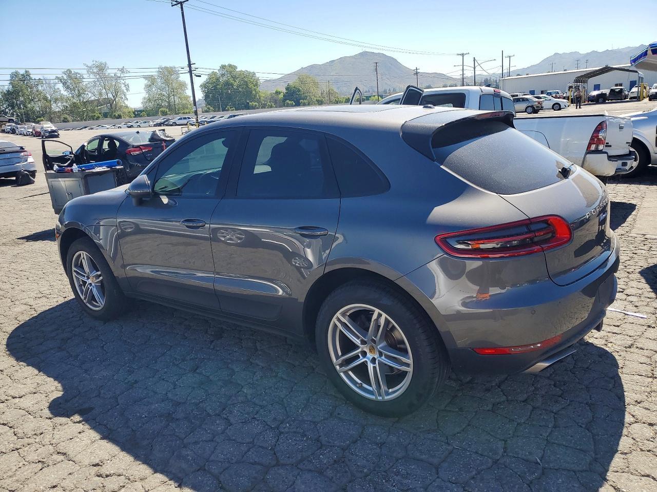 2018 PORSCHE Macan