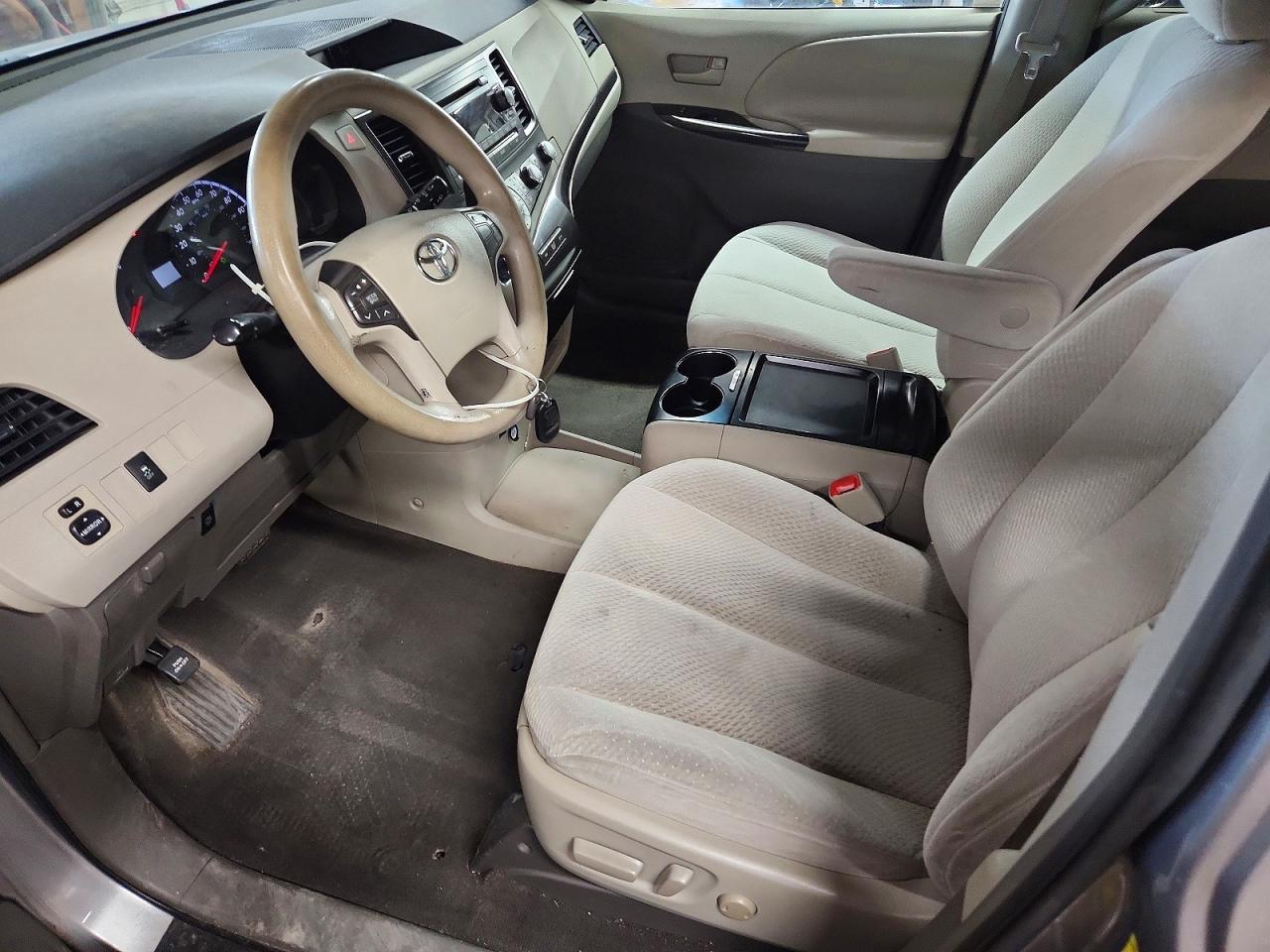 2011 TOYOTA SIENNA