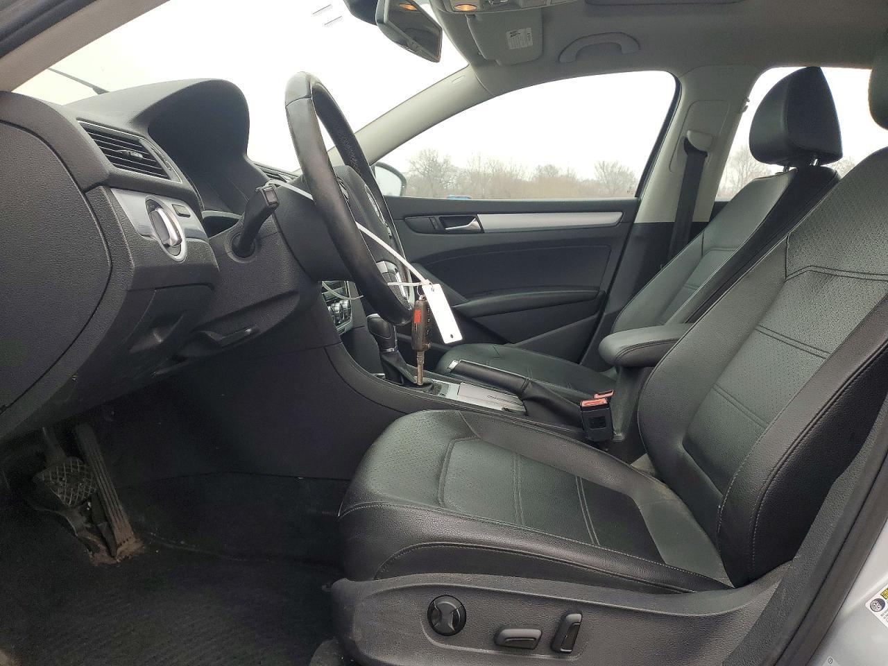 2012 VOLKSWAGEN Passat