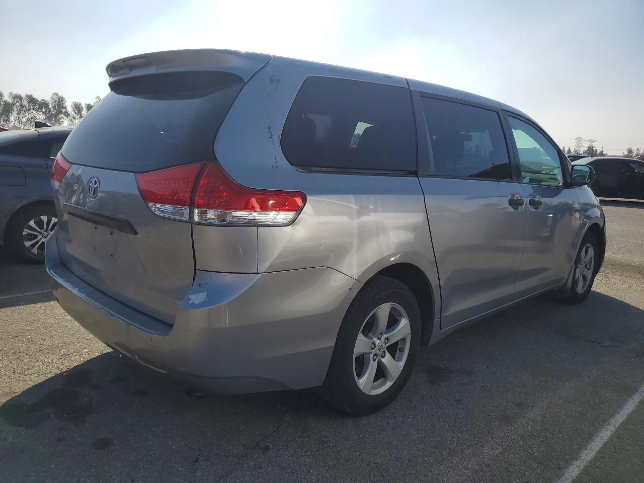 2011 TOYOTA SIENNA