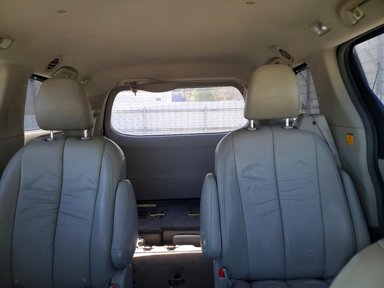 2011 TOYOTA SIENNA