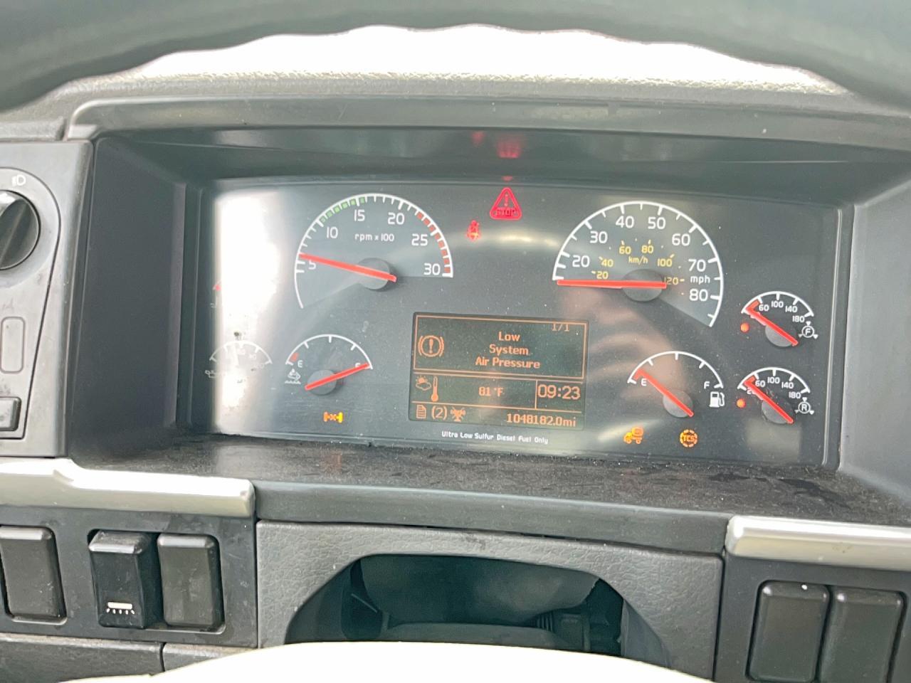 2012 VOLVO Vn