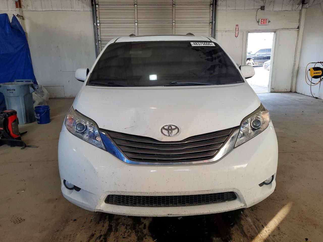 2011 TOYOTA SIENNA