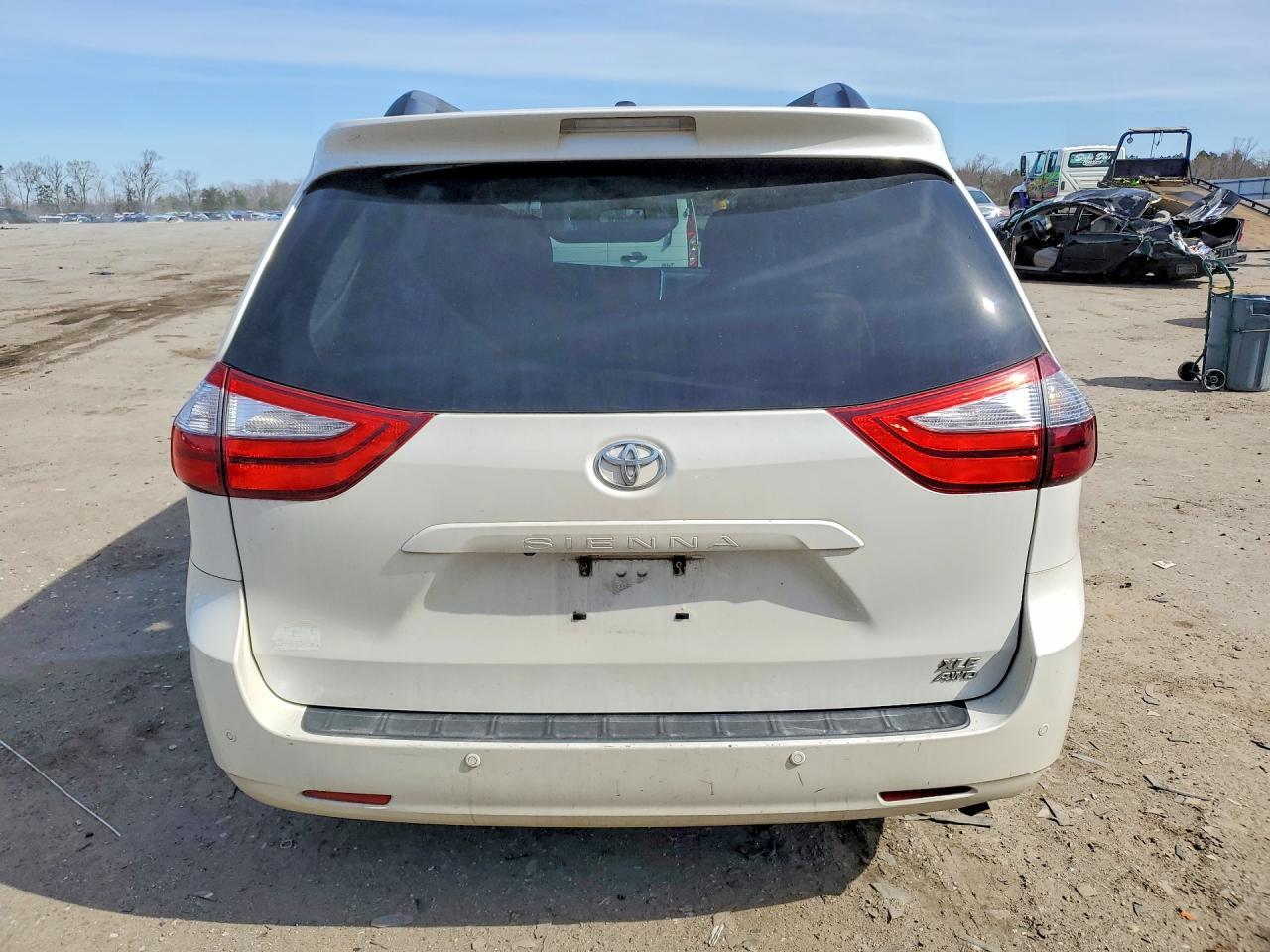 2016 TOYOTA SIENNA