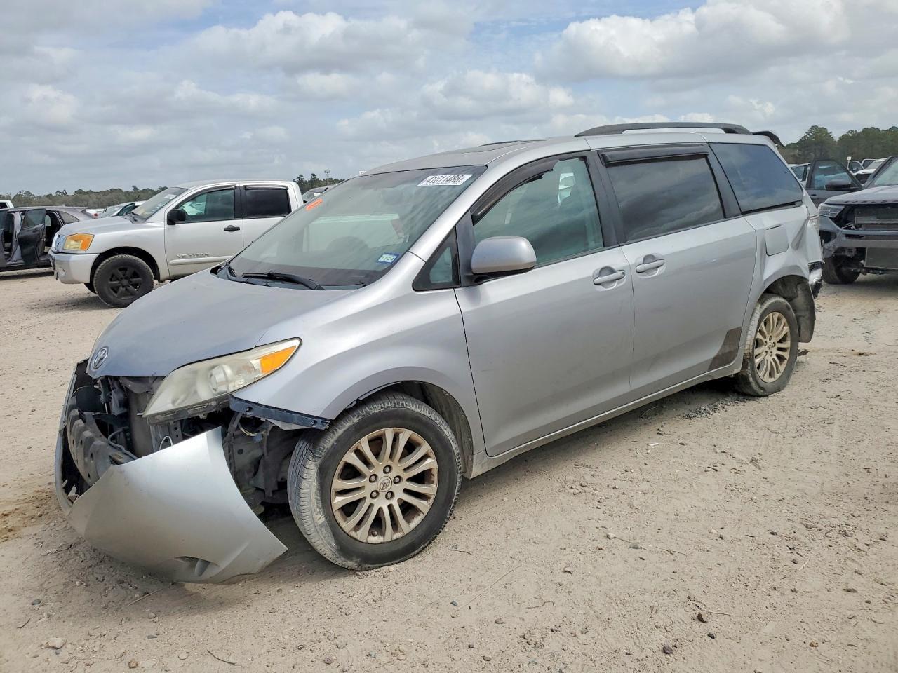 2011 TOYOTA SIENNA