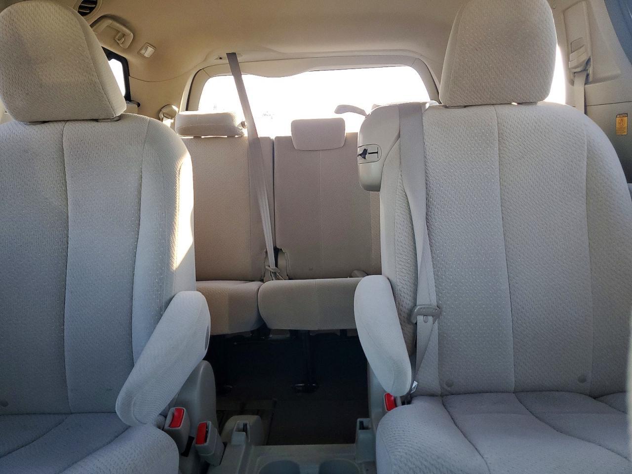 2011 TOYOTA SIENNA