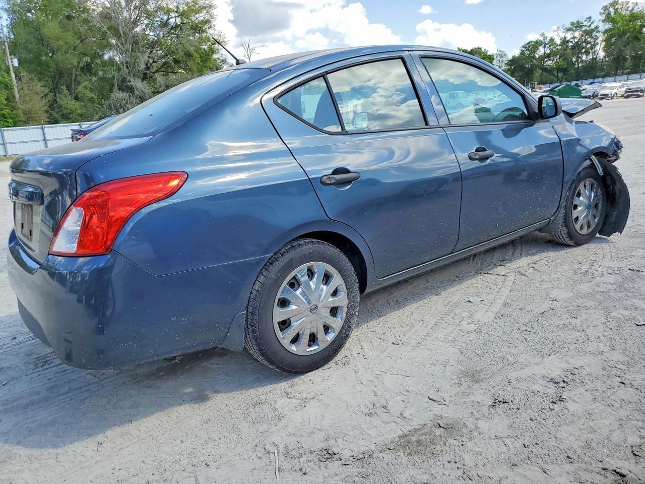 2015 NISSAN VERSA