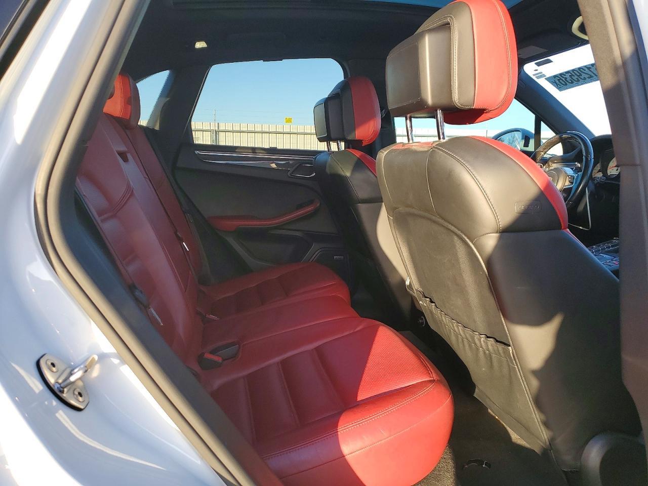 2017 PORSCHE Macan