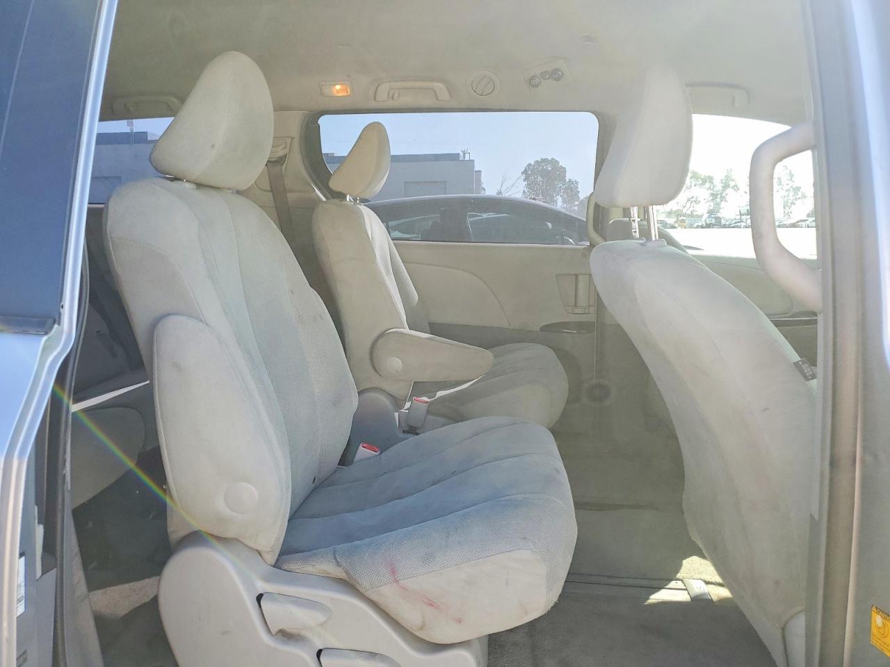 2011 TOYOTA SIENNA