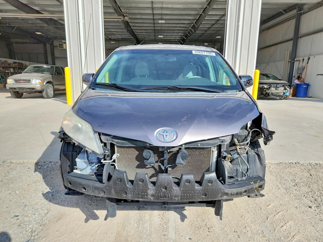 2011 TOYOTA SIENNA