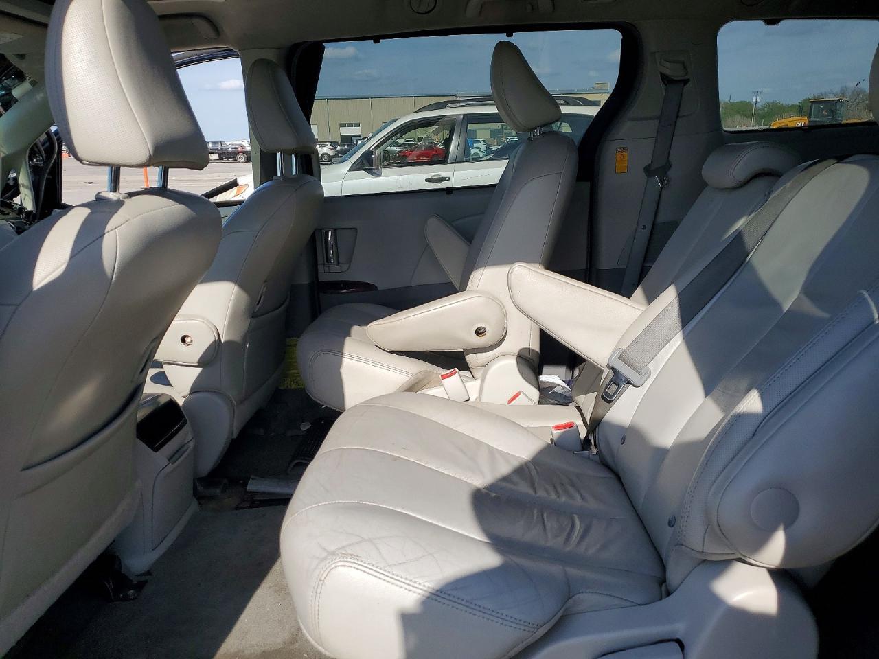 2014 TOYOTA SIENNA