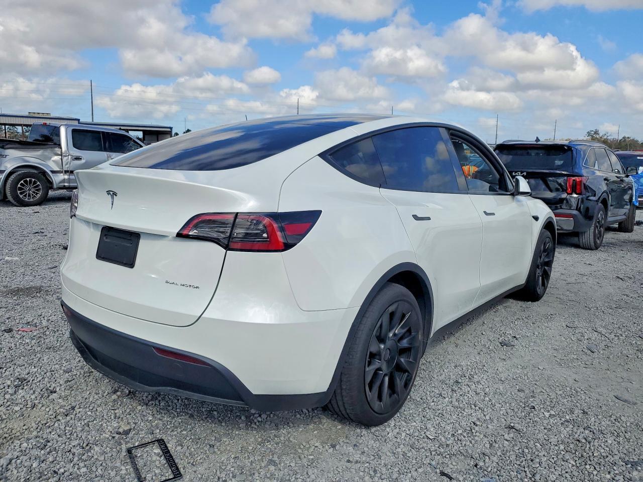 2025 TESLA MODEL Y