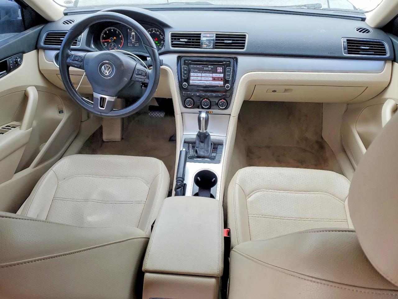 2013 VOLKSWAGEN Passat