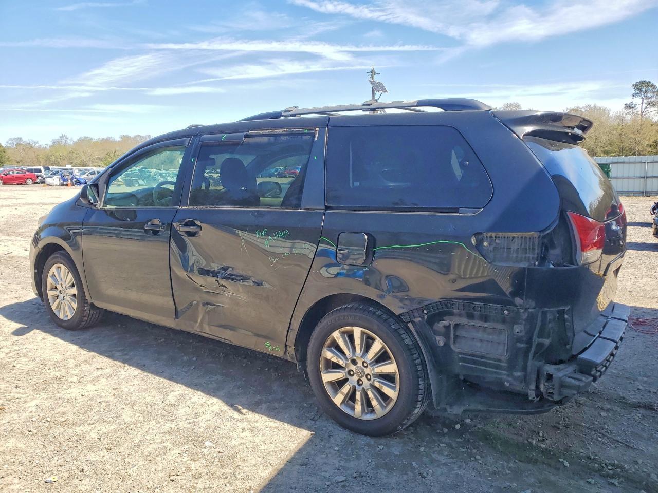2011 TOYOTA SIENNA