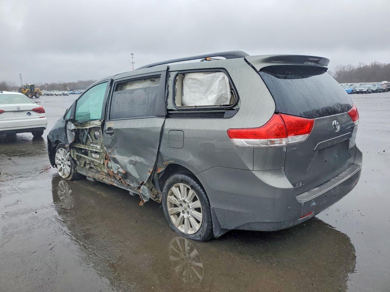 2012 TOYOTA SIENNA