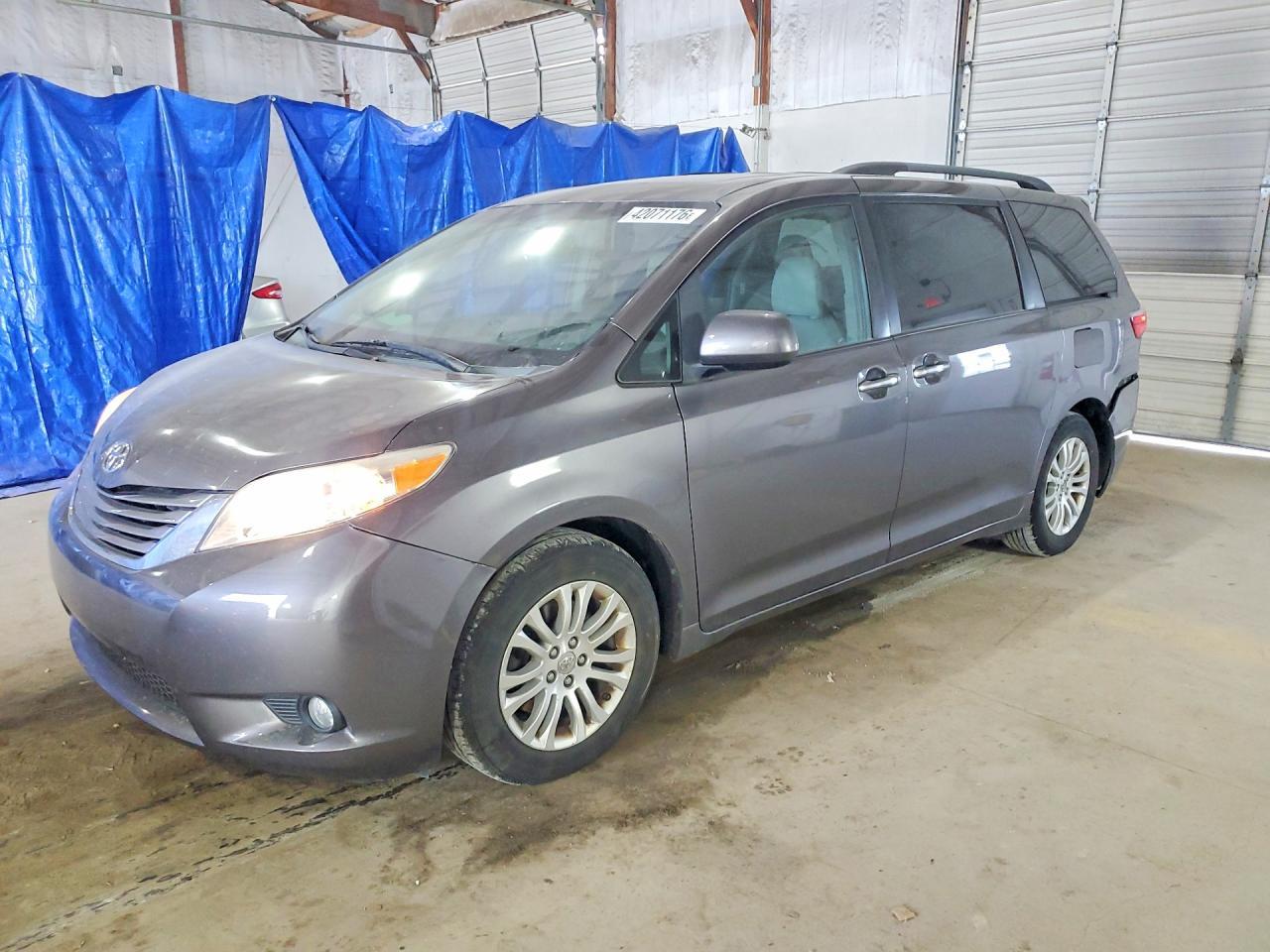 2015 TOYOTA SIENNA