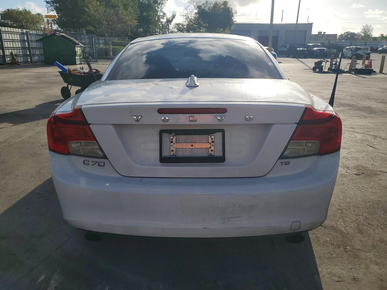 2011 VOLVO C70