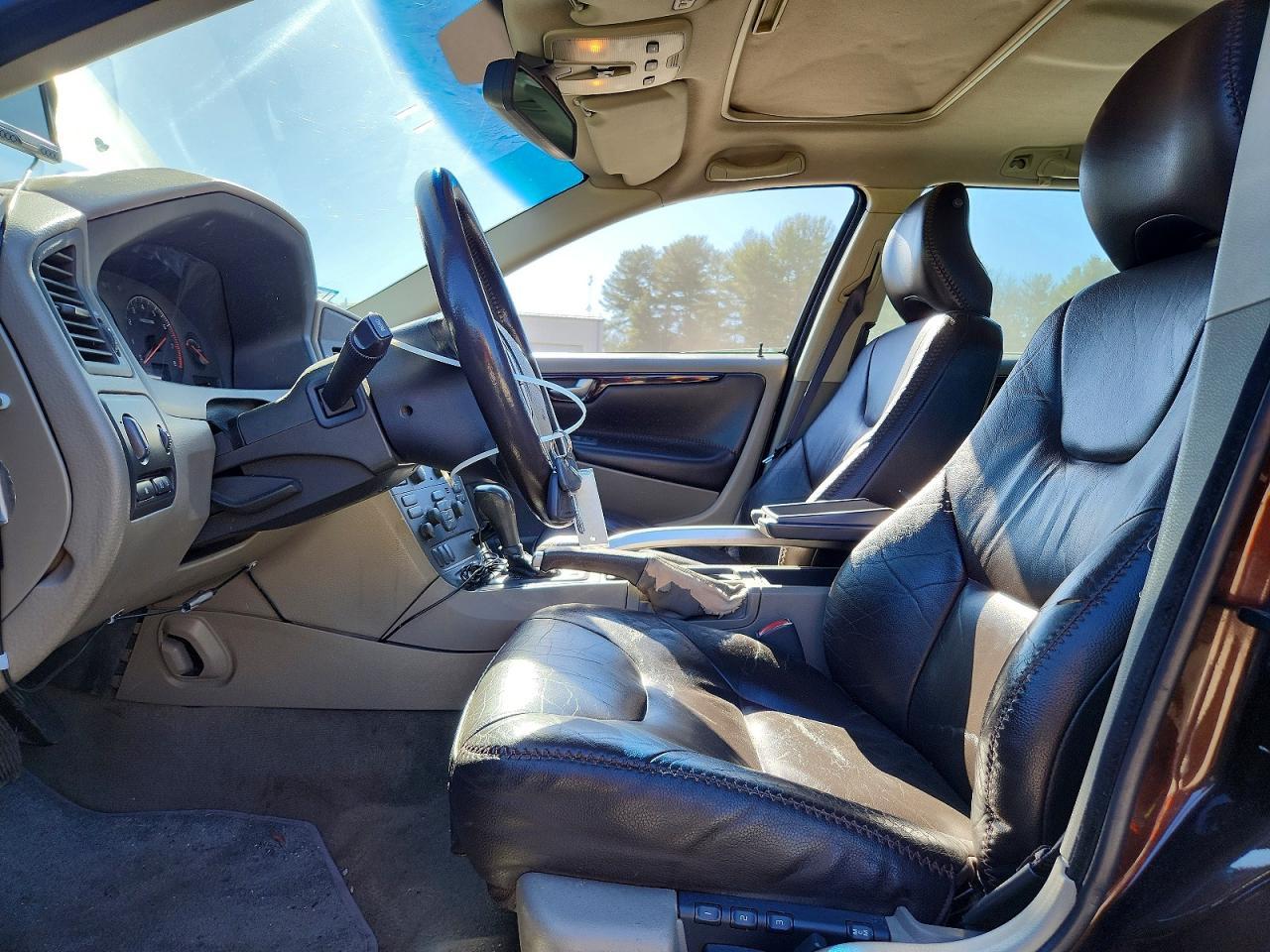 2002 VOLVO V70