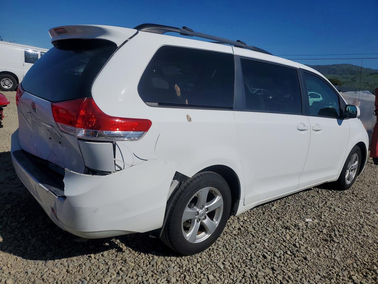 2011 TOYOTA SIENNA