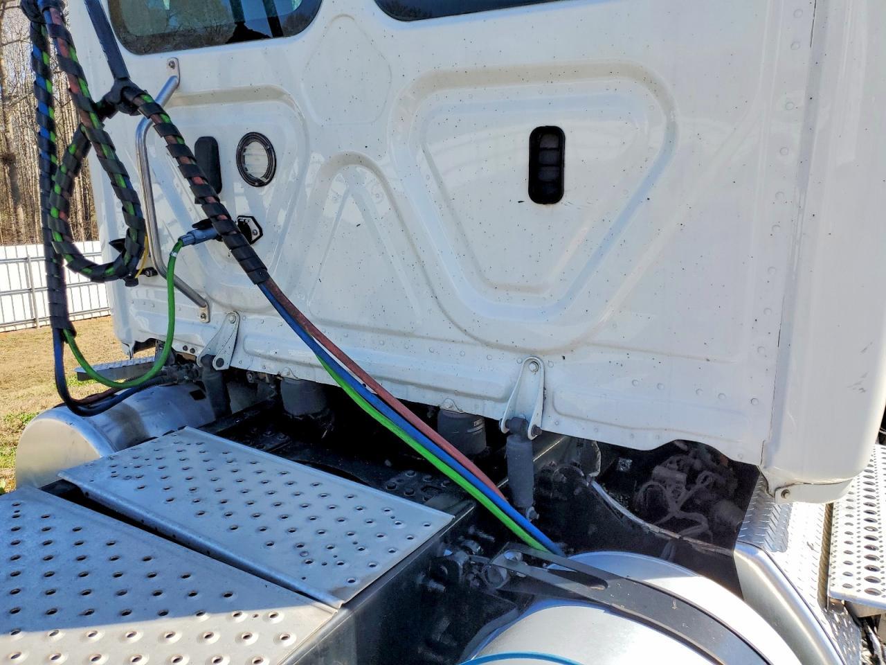 2020 FREIGHTLINER CASCADIA 126
