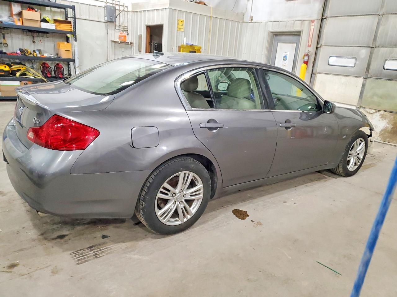 2015 INFINITI Q40