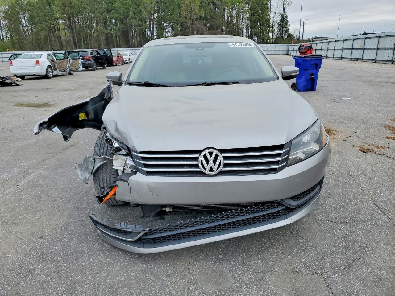 2013 VOLKSWAGEN Passat