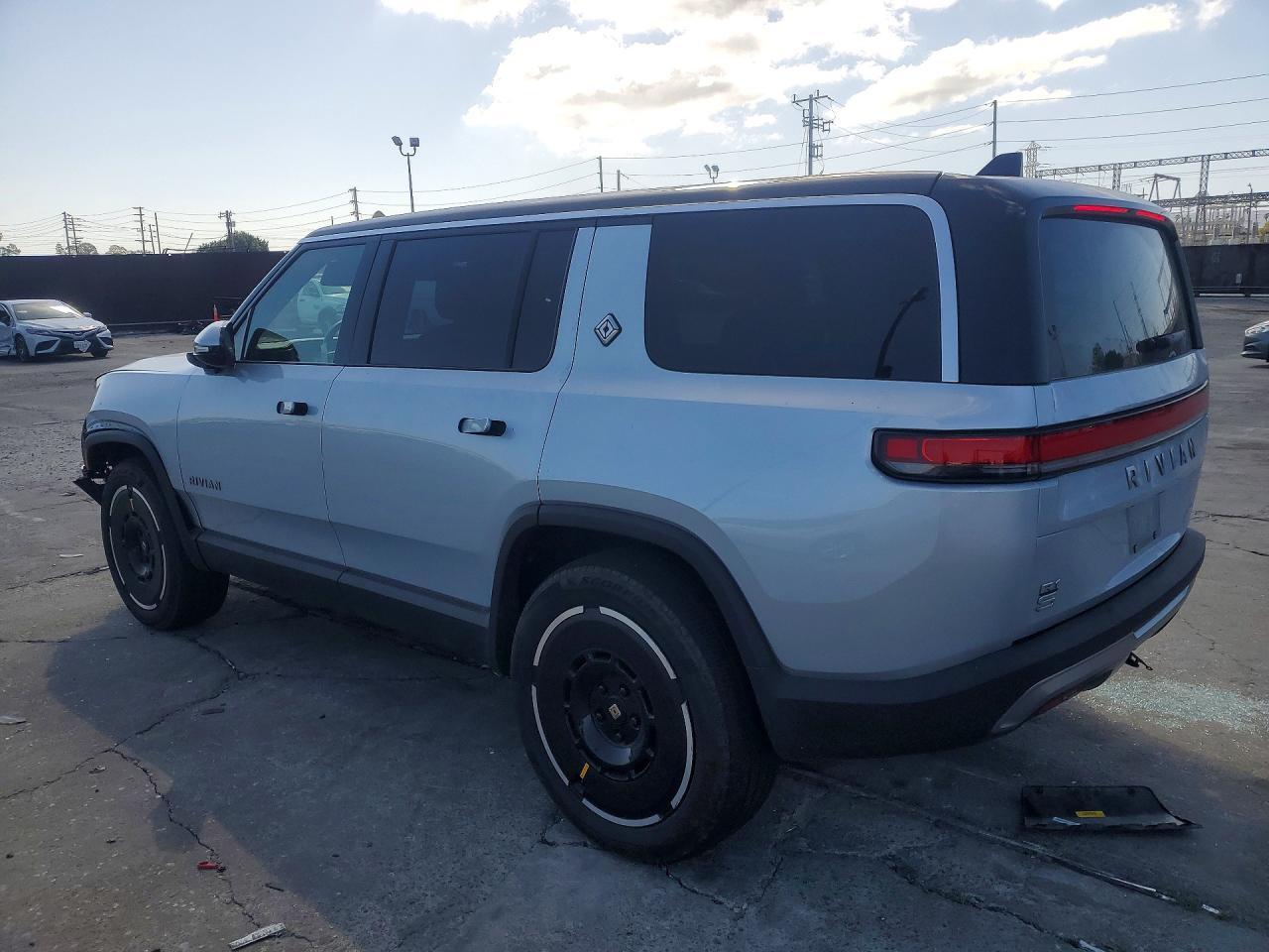 2025 RIVIAN R1s