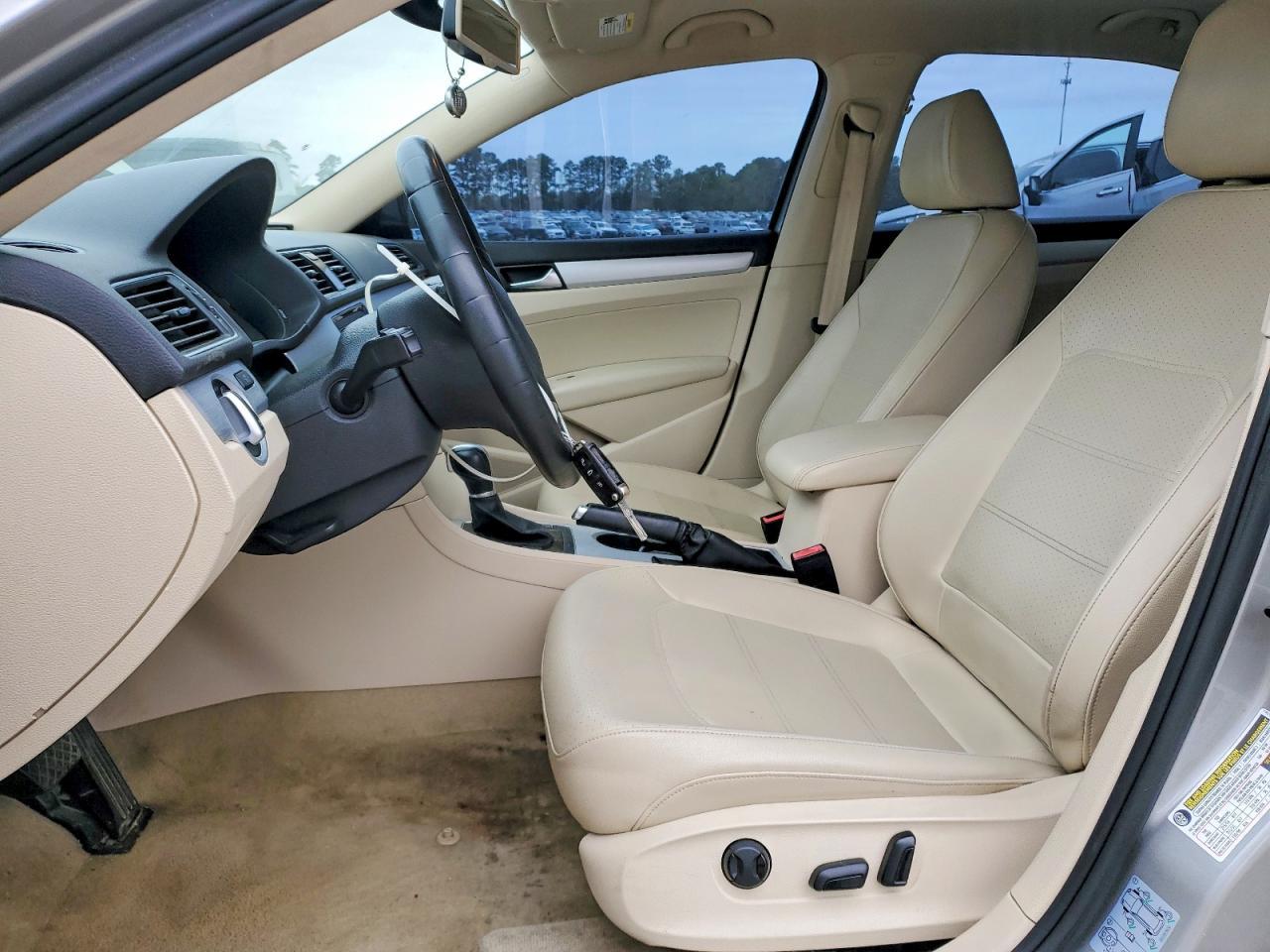 2013 VOLKSWAGEN Passat