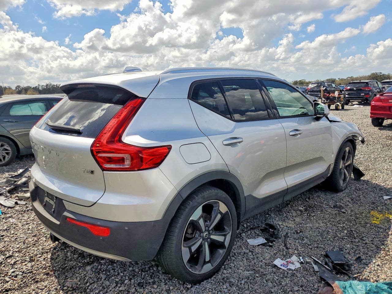 2019 VOLVO XC40