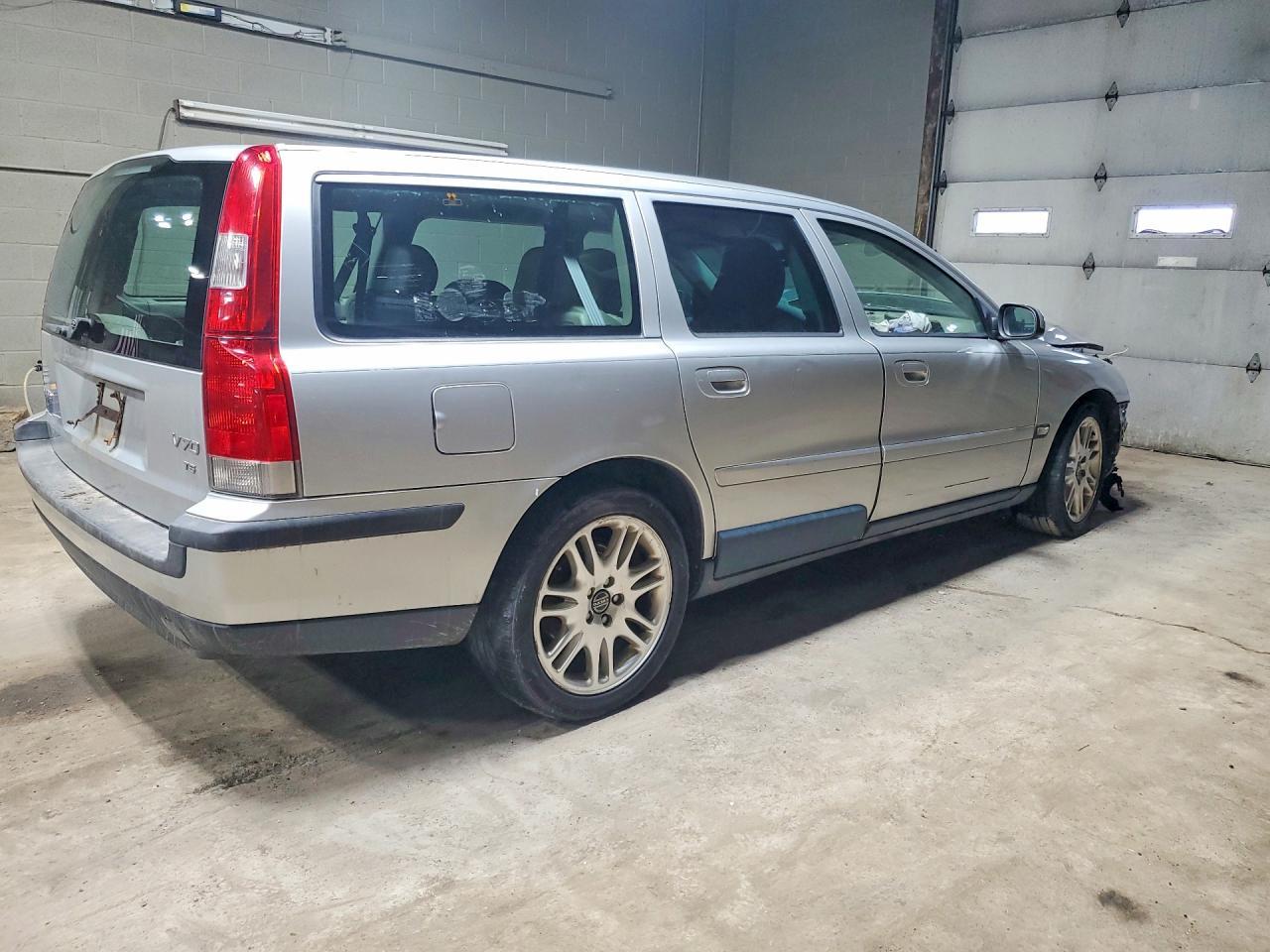 2001 VOLVO V70